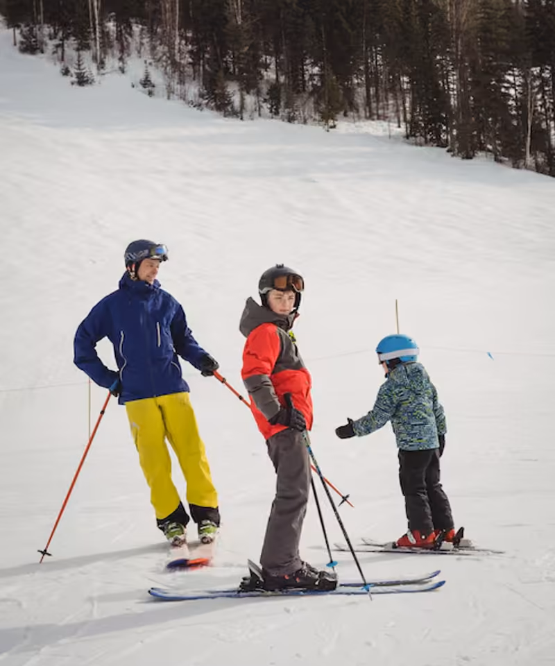 A parent and child in ski kit on a snowy slope — Papa Sports mood